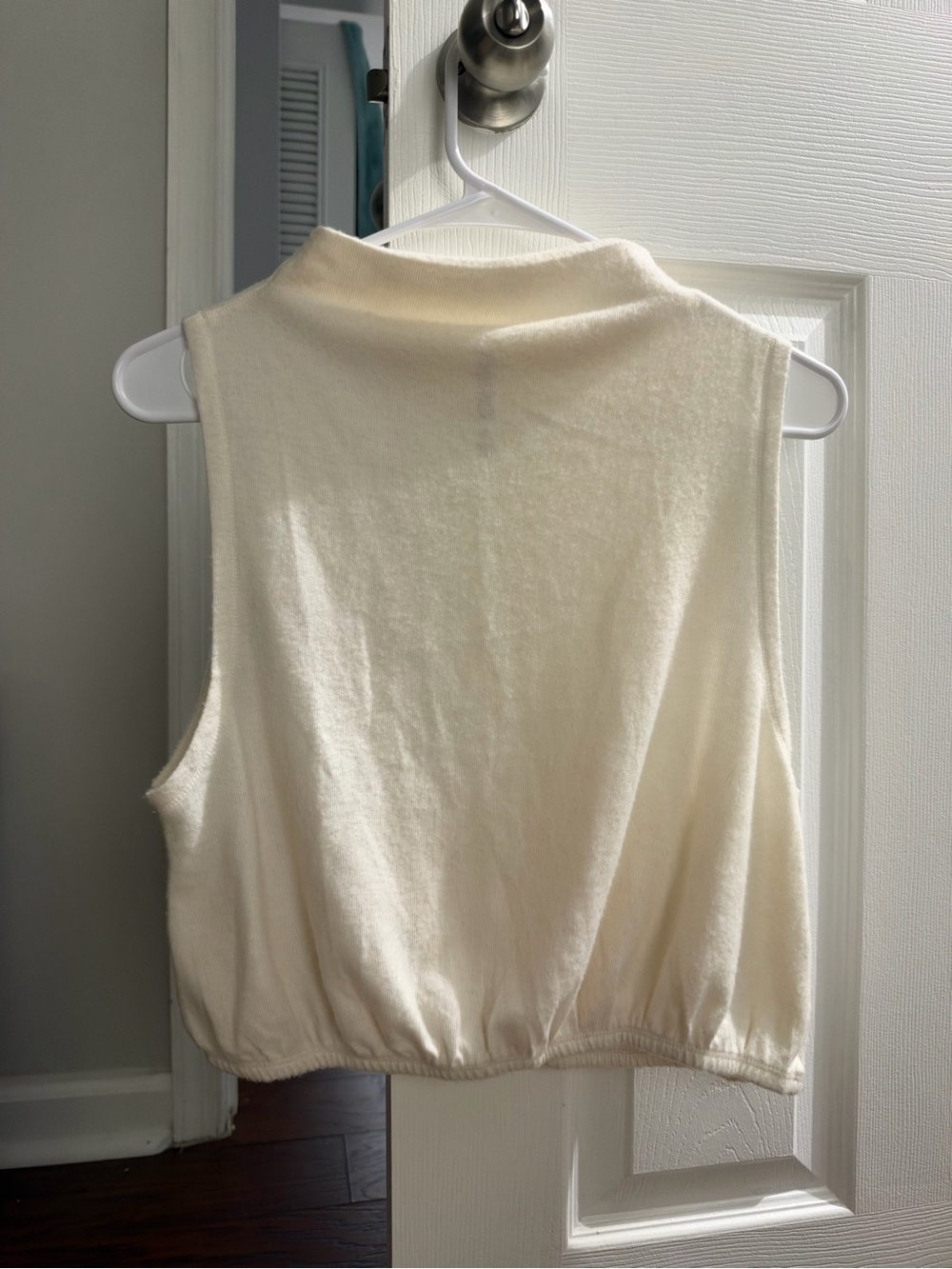 ALO Yoga Cream Sleeveless Mock Neck Crop Tank